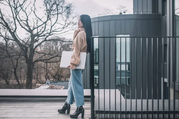 Moda asiático joven mujer de pie al aire libre y buscando bueno —  Fotos de Stock