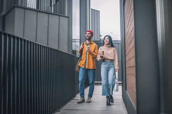 Giovane uomo e donna in abiti casual che camminano insieme — Foto Stock