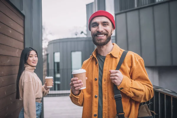 Jovem e mulher reunidos para tomar um café juntos — Fotografia de Stock