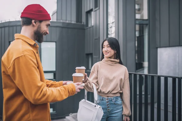 Fiatal férfi és nő találkoznak, hogy igyanak egy csésze kávét. — Stock Fotó