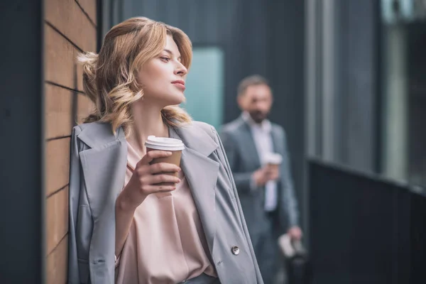 Schöne nachdenkliche junge Frau mit Kaffee im Freien — Stockfoto