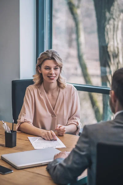 Joven mujer de negocios y hombre de comunicación en el cargo — Foto de Stock