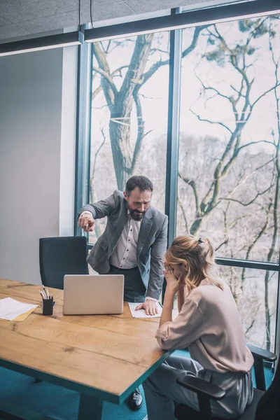 Boos schreeuwende baas ontslaande vrouw assistent — Stockfoto