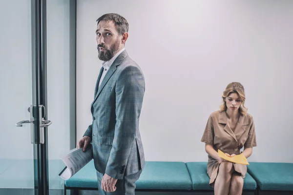 Worried man entering office and waiting woman — Stock Photo, Image