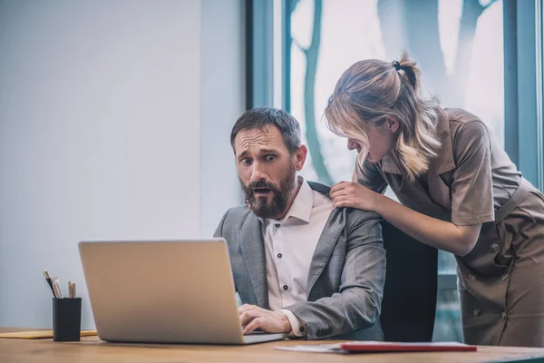 Chockad chef och flirtande kvinnlig anställd på kontoret — Stockfoto