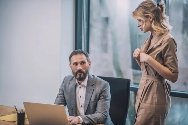 Skrämd chef och flirtande ung kvinna assistent — Stockfoto