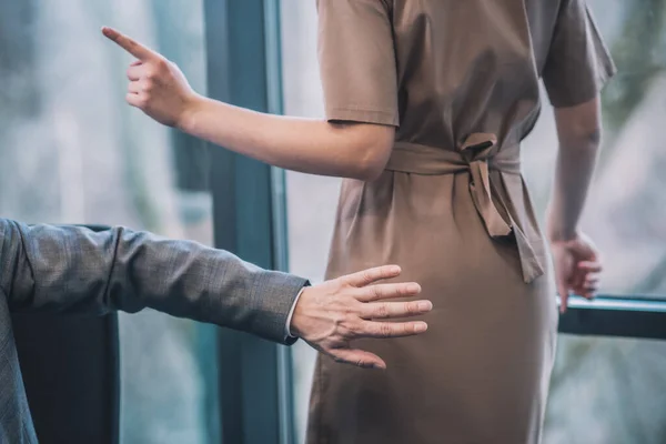 Mão masculina aproximando mulher mostrando gesto de recusa — Fotografia de Stock