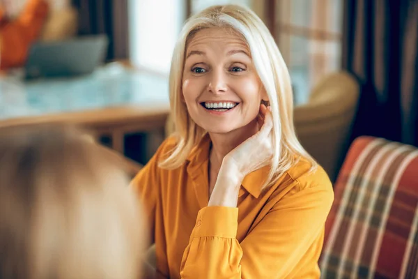Roztomilé blondýny žena tráví čas s přítelem a vypadá spokojeně — Stock fotografie