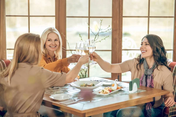 Trois femmes fêtant leur anniversaire et regardant joyeux et heureux — Photo