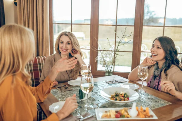 Tres mujeres celebrando cumpleaños y luciendo alegres y felices —  Fotos de Stock