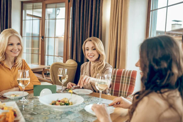 Groupe de femmes célébrant l'anniversaire et regardant joyeux — Photo