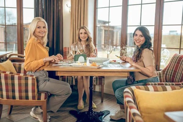 Groupe de femmes célébrant l'anniversaire et regardant joyeux — Photo