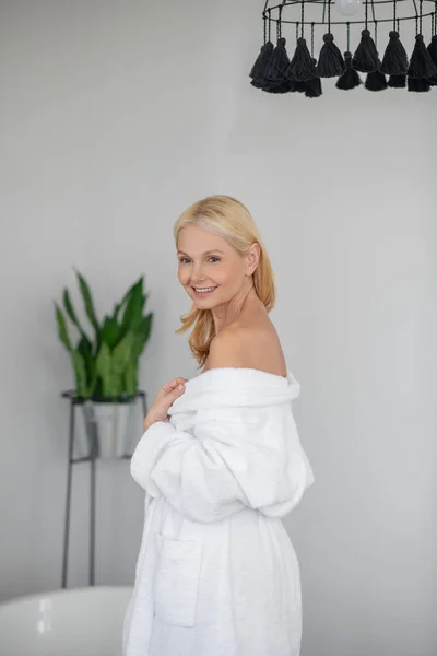 Hübsche Frau in weißer Robe mit nackten Schultern — Stockfoto