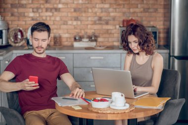 İki meslektaş projeyi tartışıyor ve araştırıyor