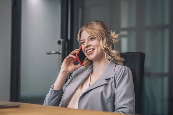 Mujer de negocios sonriente hablando en smartphone — Foto de Stock