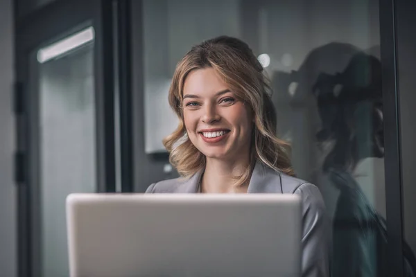 Feliz joven mujer de negocios con portátil — Foto de Stock