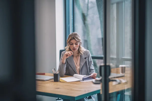 Geschäftsfrau arbeitet im Büro mit Dokumenten — Stockfoto