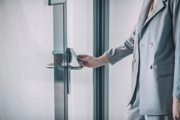 Γυναικεία χέρι άνοιγμα πόρτα του γραφείου με κάρτα — Φωτογραφία Αρχείου