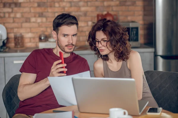 Two people working on project and looking busy — Stock Photo, Image