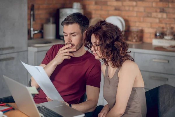 Två personer som arbetar med projektet och ser upptagna ut — Stockfoto