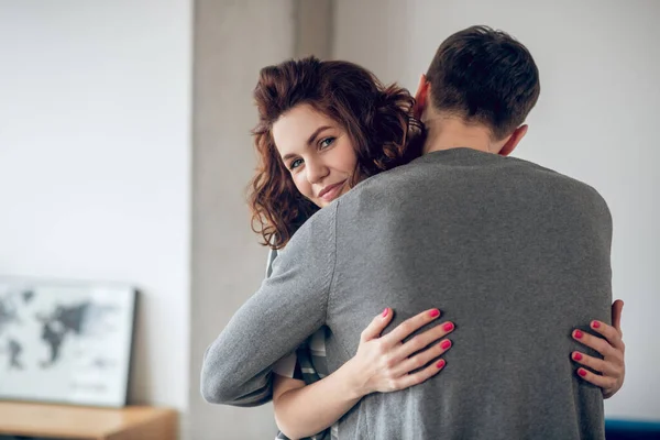 En man och en kvinna kramar varandra och mår fantastiskt — Stockfoto