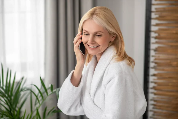 Bionda bella donna parlando al telefono e cercando allegro — Foto Stock