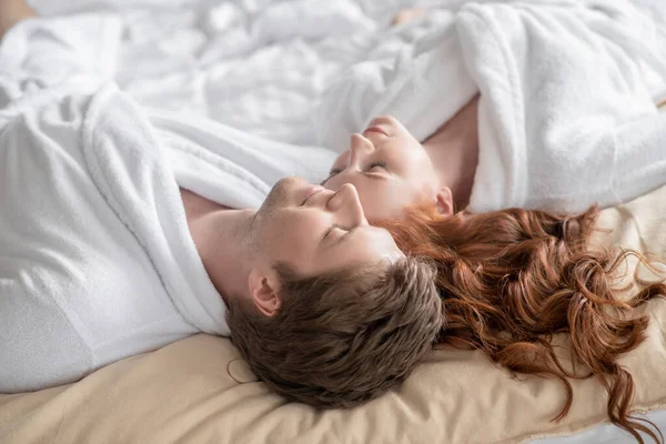 A man and a woman in white looking relaxed and peaceful — Φωτογραφία Αρχείου