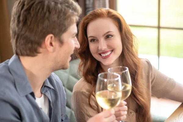 Mujer hermosa y hombre atento con copas de vino — Foto de Stock