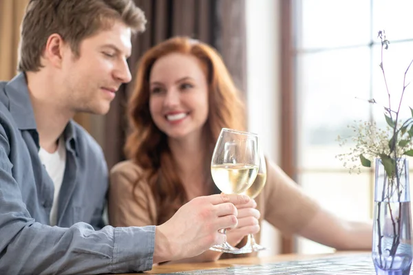 Gelukkig koppel met glazen wijn in restaurant — Stockfoto