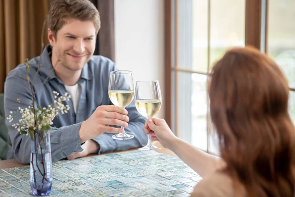 Homme étirant sa main avec du verre vers la femme — Photo