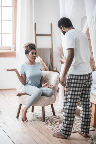 Hombre y mujer afroamericanos escandalosos en casa —  Fotos de Stock