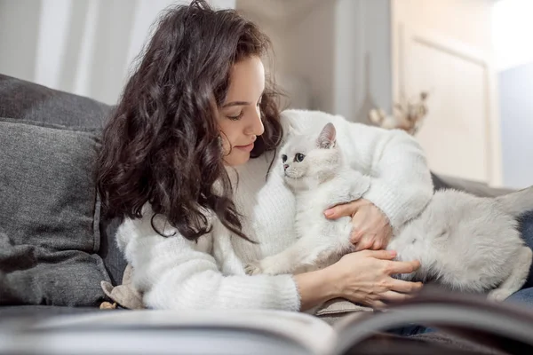 Női kisállat tulajdonos látszó boldog miközben időt tölt vele macska — Stock Fotó