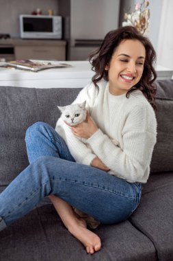 Sevimli genç bir kadın hafta sonunu kedisiyle geçiriyor.
