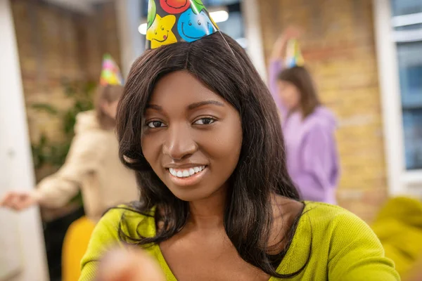 Afroamerykanka dziewczyna z zębaty uśmiech w party hat — Zdjęcie stockowe