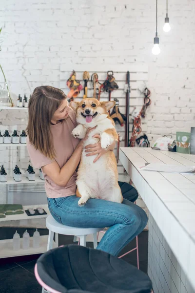 Jong vrouwelijk huisdier eigenaar met haar hond en het gevoel gelukkig — Stockfoto