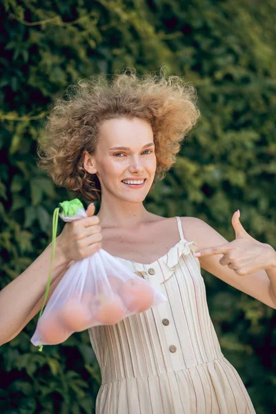 A picture of a young woman with organic fruits — Stock Photo, Image