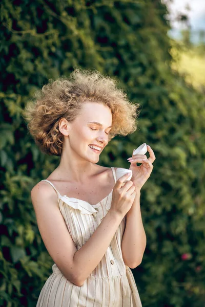 Mujer bonita sosteniendo un frasco de crema orgánica en las manos —  Fotos de Stock
