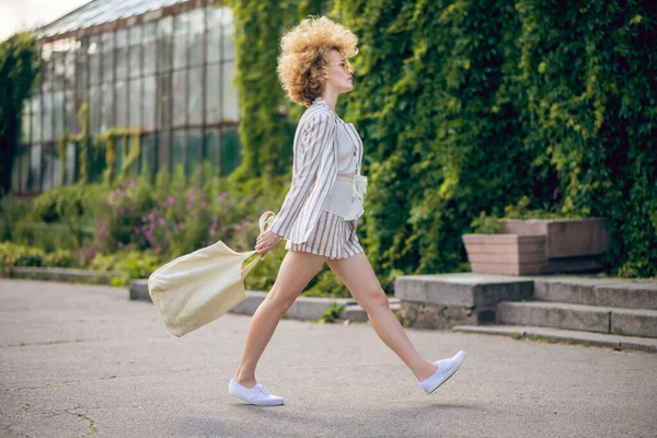 Delgado linda mujer joven con eco bolsa caminando en la calle —  Fotos de Stock