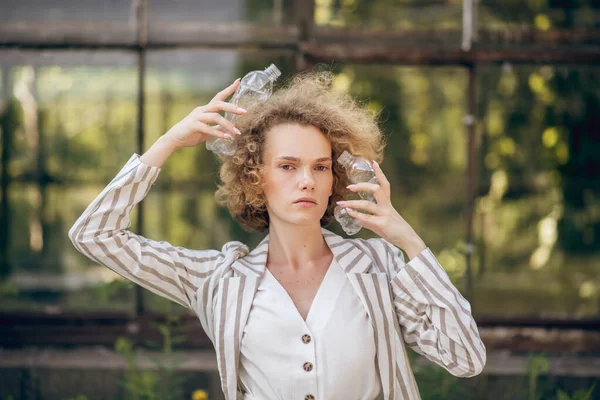 Blonde Frau mit Plastikflaschen in der Hand — Stockfoto