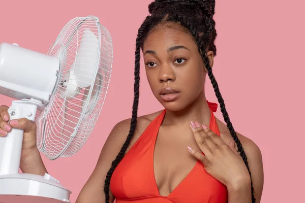 Молодая африканская американка держит вентилятор усталый от жары — стоковое фото
