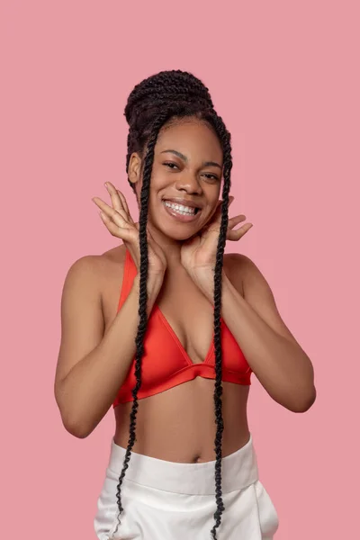 Ładna Afroamerykanka w pomarańczowym top z dredami — Zdjęcie stockowe