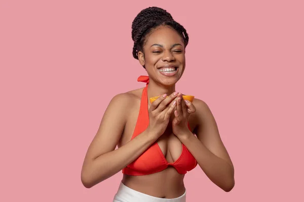 Young african american woman with a pineapple having fun — Stock Photo, Image