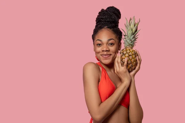 Mulher americana africana bonito com um abacaxi nas mãos — Fotografia de Stock