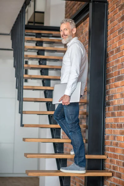 Volwassen man van middelbare leeftijd die op de trap staat — Stockfoto