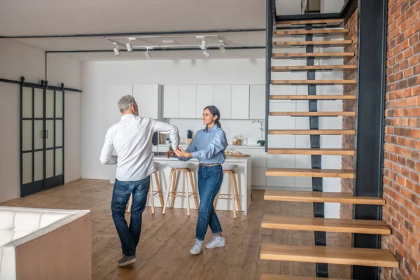 Una pareja feliz divirtiéndose en casa bailando y disfrutando — Foto de Stock