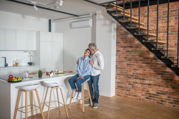 A couple at home feeling romantic and peaceful — Stockfoto