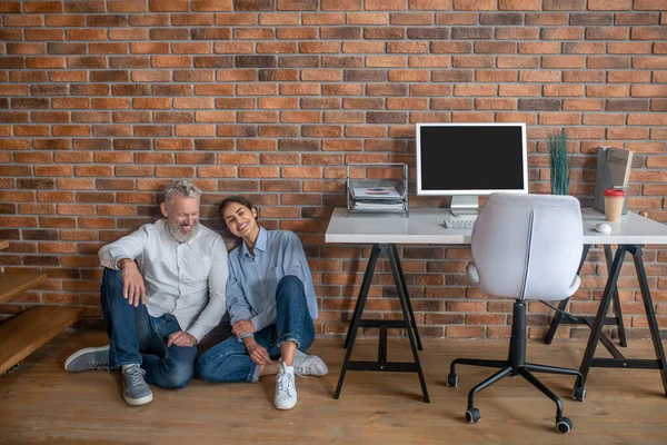 Um casal em casa se sentindo romântico e pacífico — Fotografia de Stock