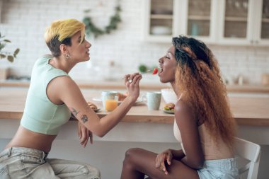 Cilveli, esmer tenli, şefkatli bir kadın.