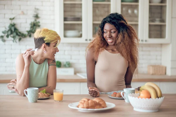 Twee vriendinnen ontbijten 's morgens in de keuken — Stockfoto