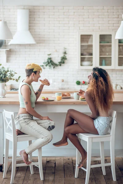 アフリカ系アメリカ人と白人の彼女ありますリラックスした食事. — ストック写真